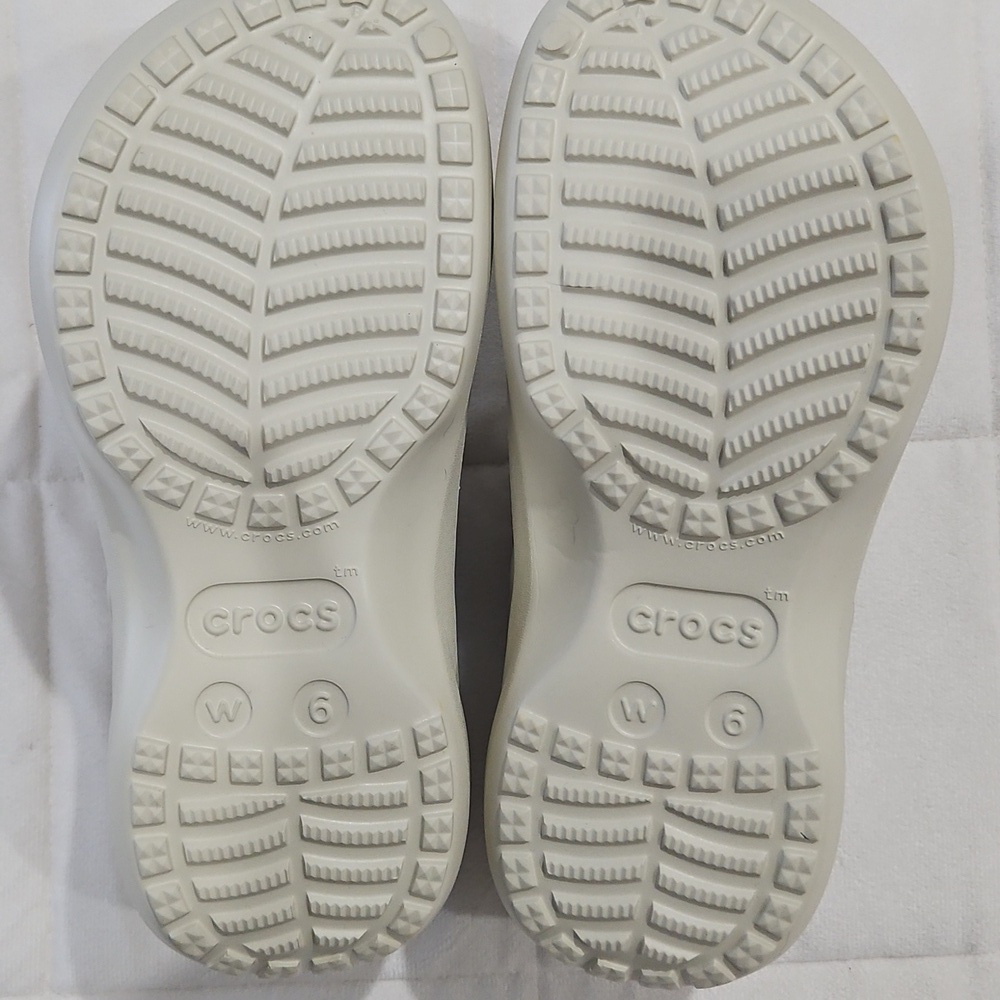 Fleece lined Crocs. New without tags size 6 - Picture 5 of 8